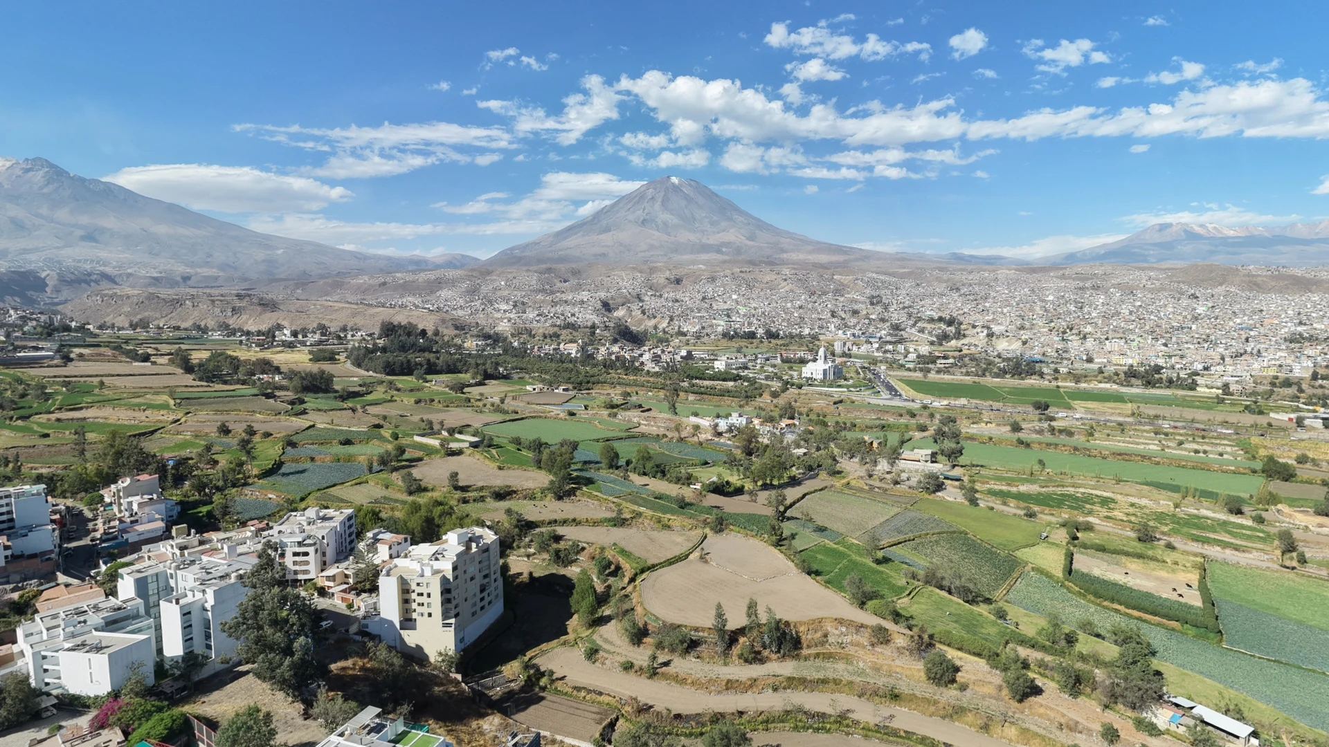 El Misti y la campiña de Arequipa desde el aire