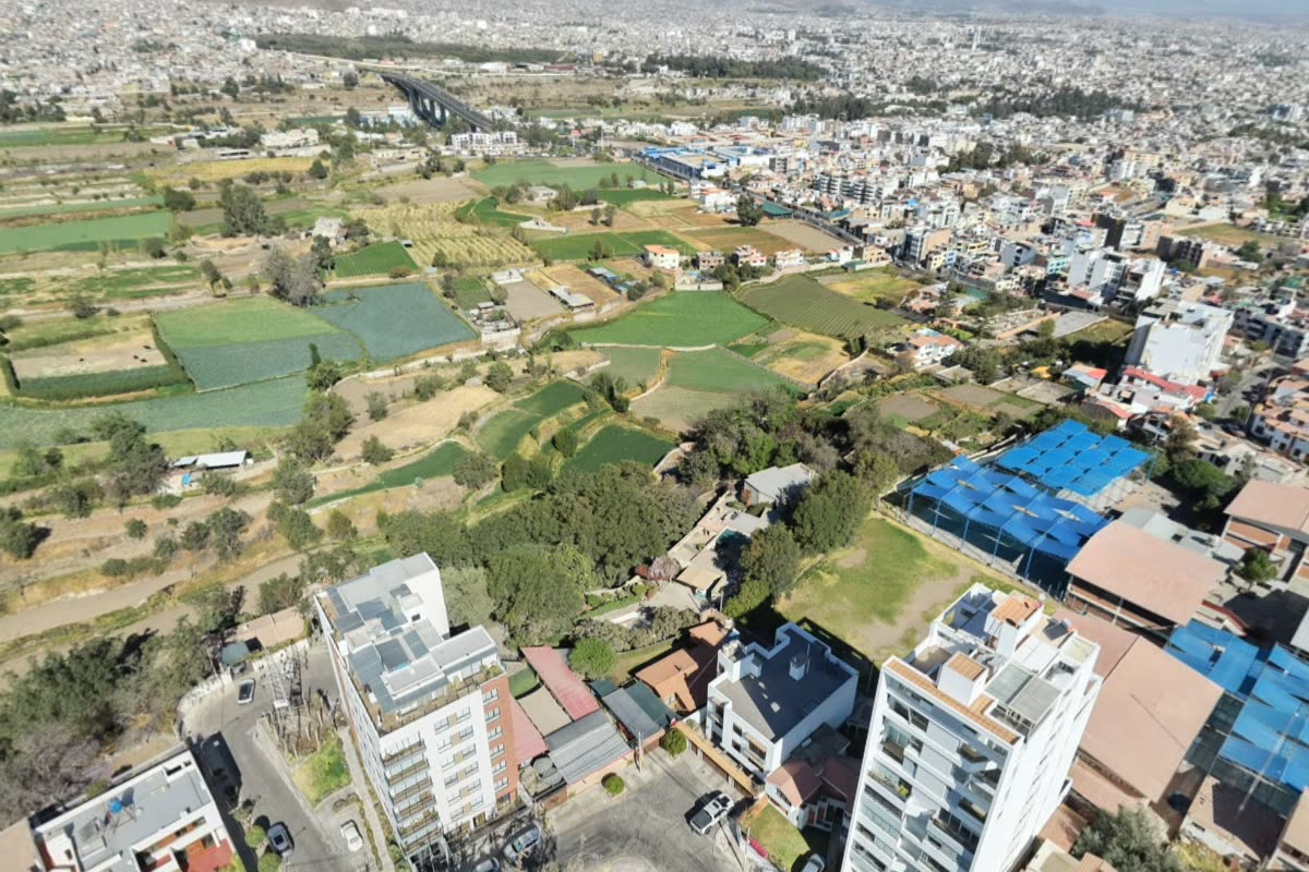 Edificios y áreas verdes de Cayma vistos desde un dron